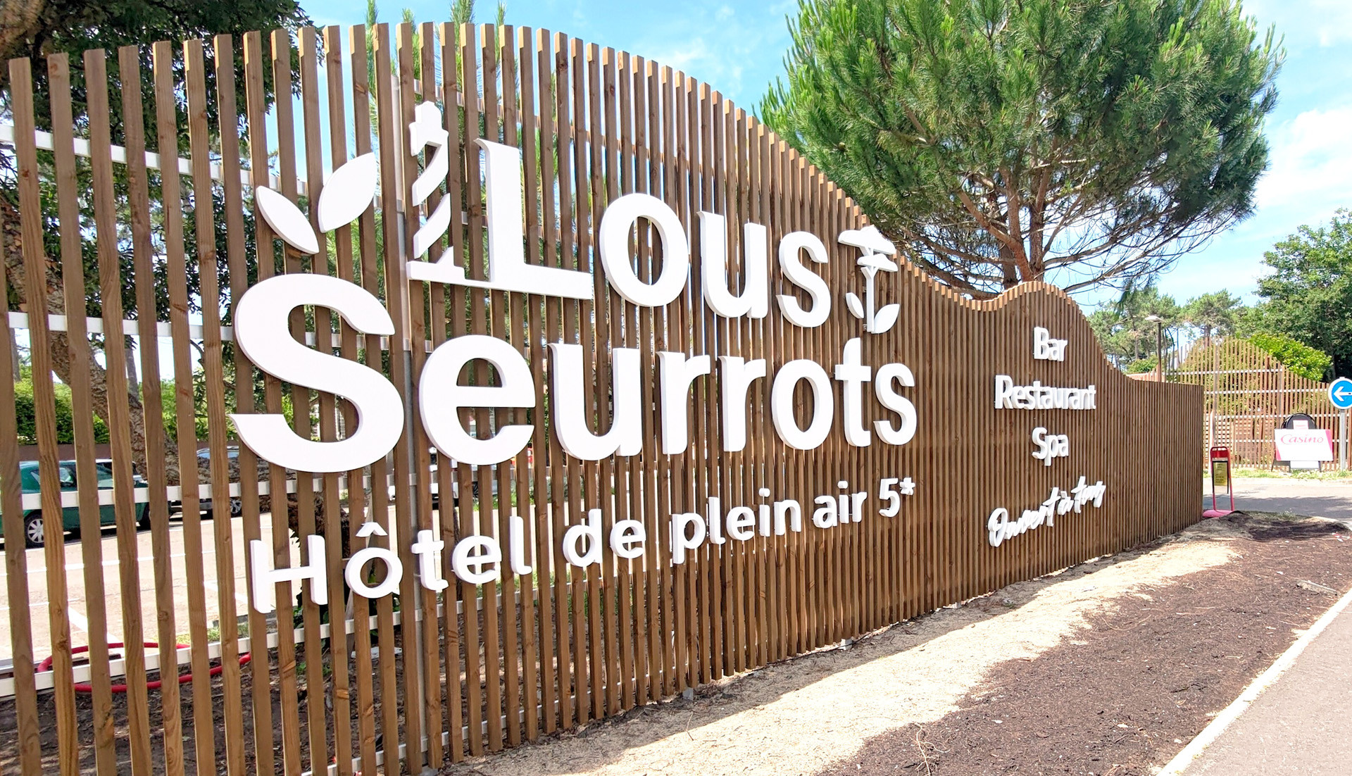 sign-by-graphics-enseigne-bassin-arcachon-lettres-boitiers-camping-lous-seurrots-landes-contis-plages-palissade-bois