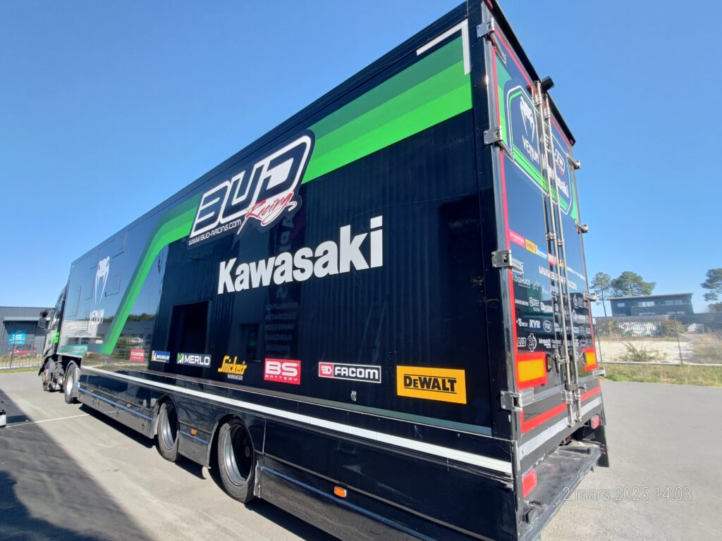 sign-by-graphics-detailing-covering-semi-remorque-tracteur-marquage-sponsor-bud-racing-aquitaine-bassin-arcachon-landes-gironde-audenge-andernos-lanton-marcheprime