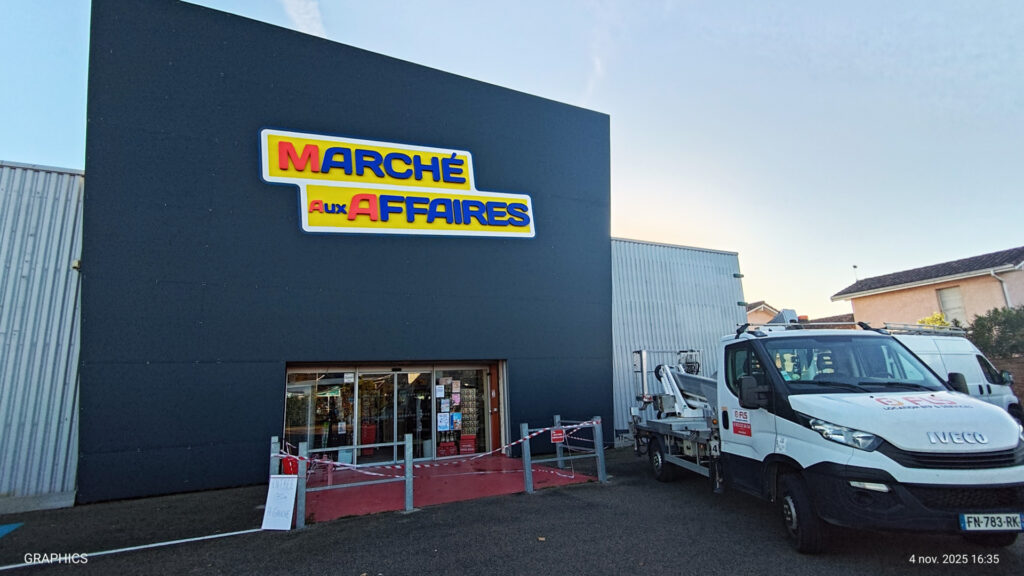 sign-by-graphics-marche-aux-affaires-Enseigne-lumineuse-facade-prefa-agencement-magasin-trespa-dibond-prefabond-grande-hauteur-landes-biscarrosse-bordeaux-bassin-arcachon-33-40.