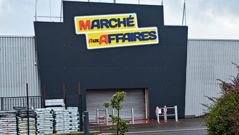 SIGN by GRAPHICS sign-by-graphics-façade-prefa-enseigne-facade-lumineuse-biscarrosse-landes-marche-aux-affaires-33-40