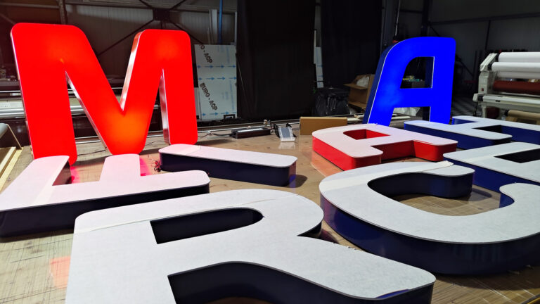 Lire la suite à propos de l’article Enseigne Lumineuse Bordeaux